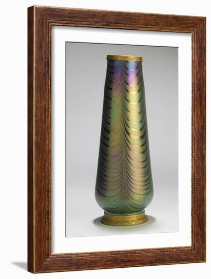 Vase à décor de plumes de paon-null-Framed Giclee Print