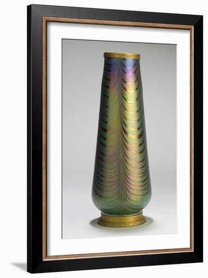 Vase à décor de plumes de paon-null-Framed Giclee Print