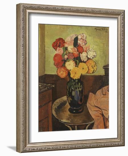 Vase of Flowers on a Round Table, Vase De Fleurs Sur Une Table Ronde, 1920-Suzanne Valadon-Framed Giclee Print