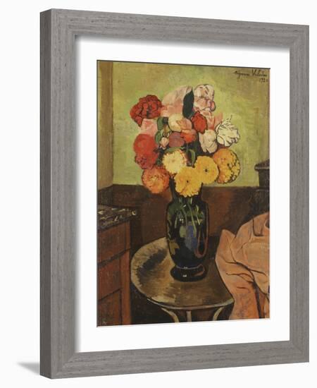 Vase of Flowers on a Round Table, Vase De Fleurs Sur Une Table Ronde, 1920-Suzanne Valadon-Framed Giclee Print