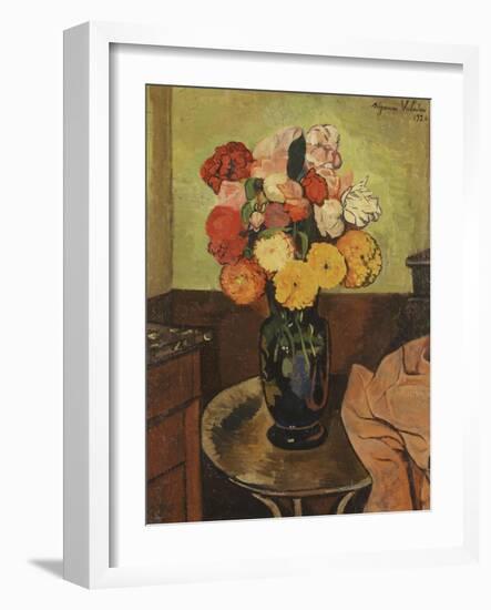 Vase of Flowers on a Round Table, Vase De Fleurs Sur Une Table Ronde, 1920-Suzanne Valadon-Framed Giclee Print