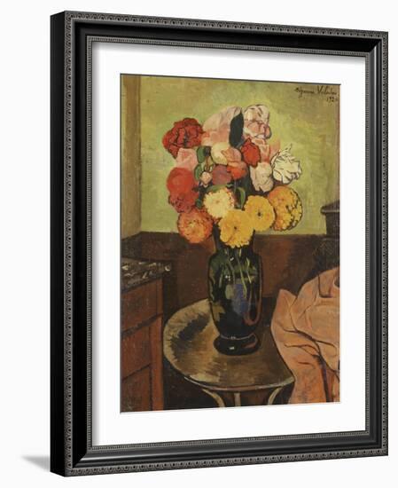 Vase of Flowers on a Round Table, Vase De Fleurs Sur Une Table Ronde, 1920-Suzanne Valadon-Framed Giclee Print