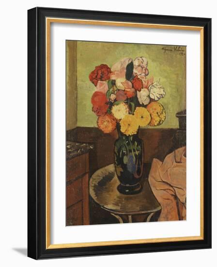 Vase of Flowers on a Round Table, Vase De Fleurs Sur Une Table Ronde, 1920-Suzanne Valadon-Framed Giclee Print