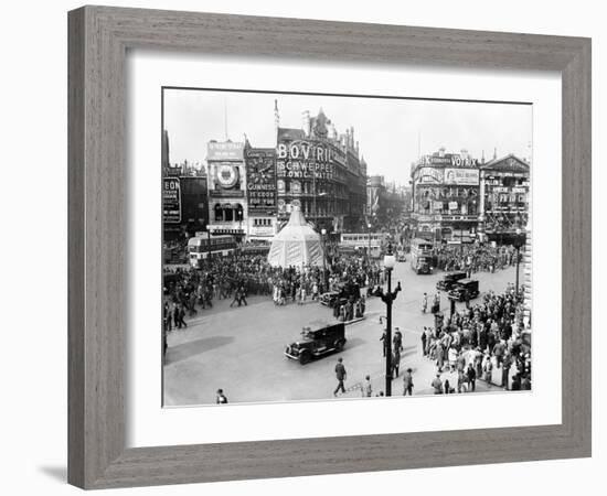 Ve Day Celebrations in London 1945-Nixon Greaves and-Framed Photographic Print