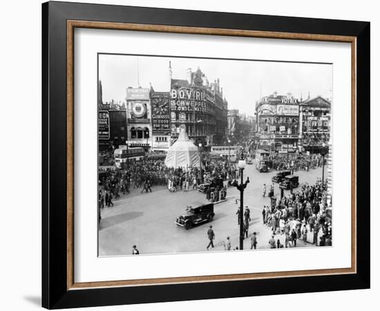 Ve Day Celebrations in London 1945-Nixon Greaves and-Framed Photographic Print