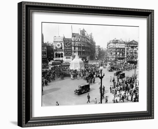 Ve Day Celebrations in London 1945-Nixon Greaves and-Framed Photographic Print