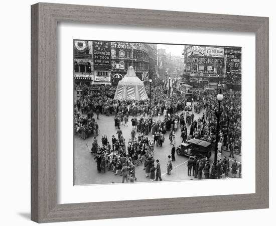 Ve Day Celebrations in London 1945-Nixon Greaves and-Framed Photographic Print