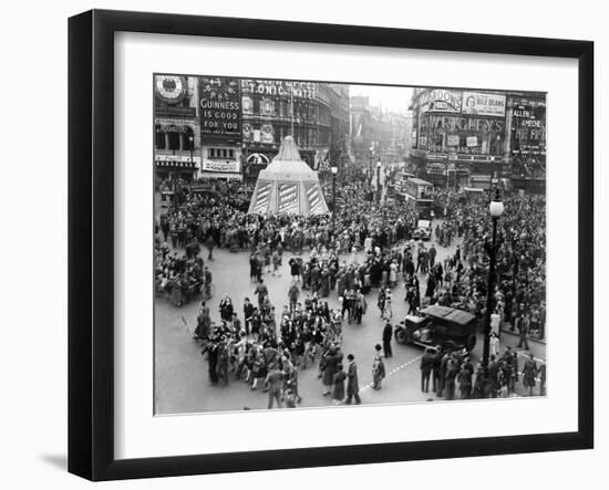 Ve Day Celebrations in London 1945-Nixon Greaves and-Framed Photographic Print