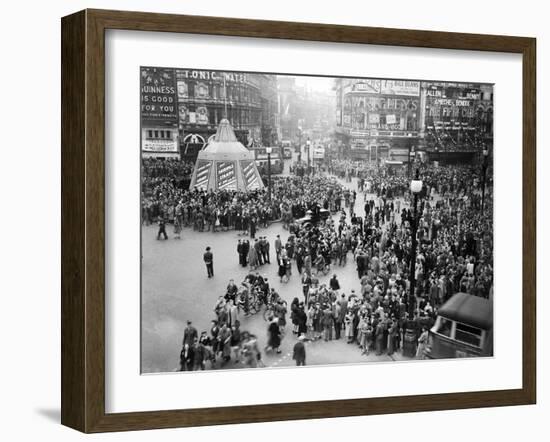 Ve Day Celebrations in London 1945-Nixon Greaves and-Framed Photographic Print