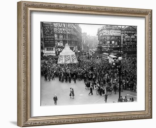 Ve Day Celebrations in London 1945-Nixon Greaves and-Framed Photographic Print