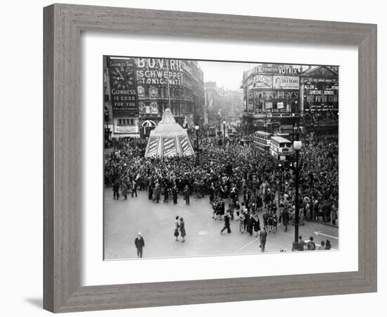 Ve Day Celebrations in London 1945-Nixon Greaves and-Framed Photographic Print