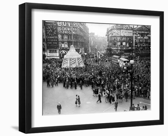 Ve Day Celebrations in London 1945-Nixon Greaves and-Framed Photographic Print