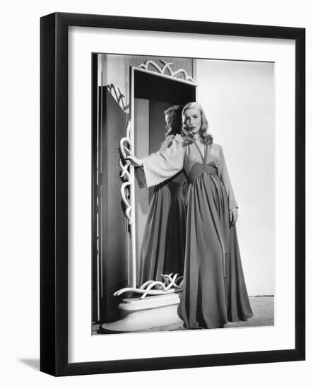 Veronica Lake, 1940-null-Framed Photographic Print