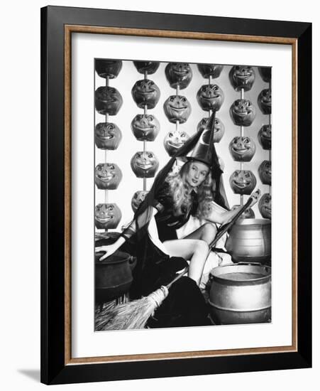 Veronica Lake, I Married a Witch, 1942-null-Framed Photographic Print