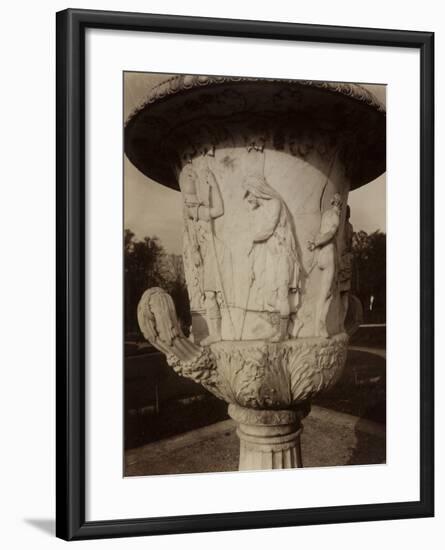 Versailles, Vase par Cornu, 1904-Eugene Atget-Framed Photographic Print