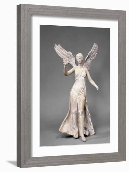 Victoire du coroplathe des Victoires, statuette de Myrina, drapée dans un chiton dénudant le sein-null-Framed Giclee Print