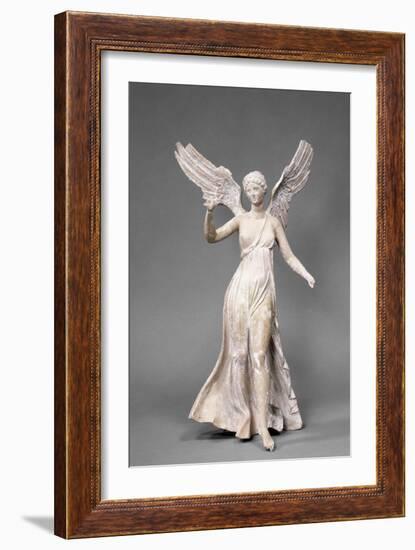 Victoire du coroplathe des Victoires, statuette de Myrina, drapée dans un chiton dénudant le sein-null-Framed Giclee Print