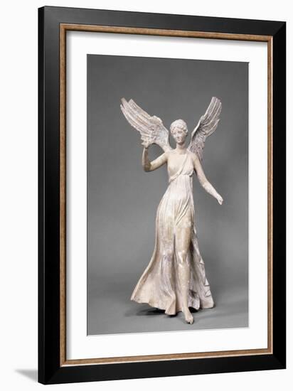 Victoire du coroplathe des Victoires, statuette de Myrina, drapée dans un chiton dénudant le sein-null-Framed Giclee Print