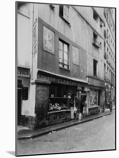 Vieille maison à pans de bois, 3 rue Volta à Paris-Eugène Atget-Mounted Giclee Print