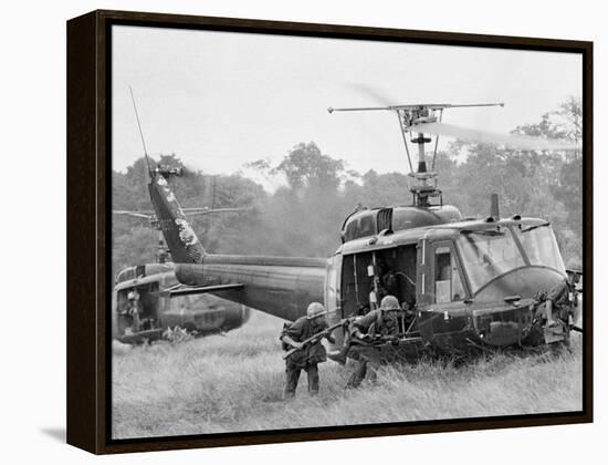 Vietnam War Helicopter Landing-Horst Faas-Framed Premier Image Canvas