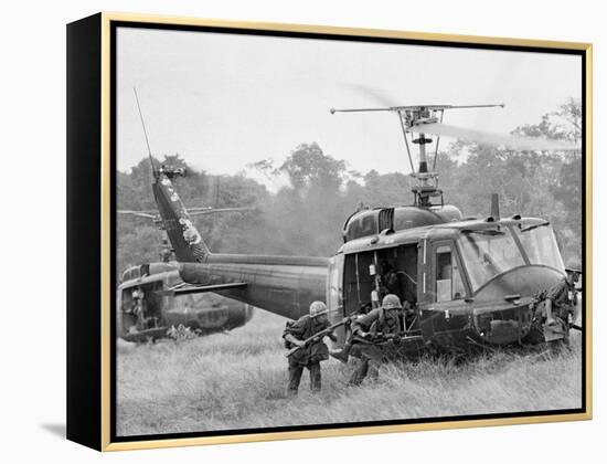 Vietnam War Helicopter Landing-Horst Faas-Framed Premier Image Canvas