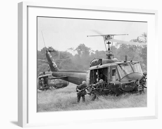 Vietnam War Helicopter Landing-Horst Faas-Framed Photographic Print