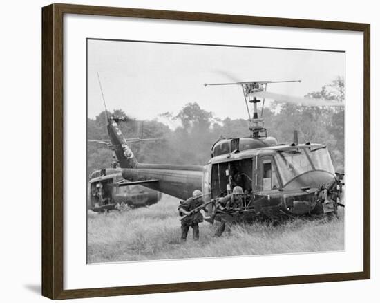 Vietnam War Helicopter Landing-Horst Faas-Framed Photographic Print