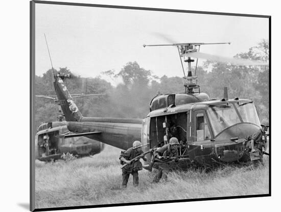 Vietnam War Helicopter Landing-Horst Faas-Mounted Photographic Print