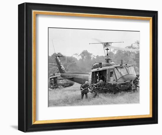 Vietnam War Helicopter Landing-Horst Faas-Framed Photographic Print