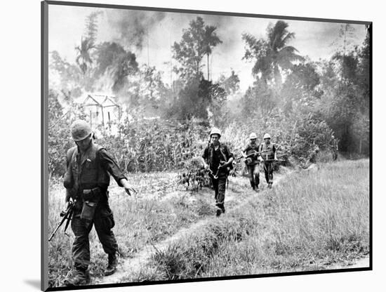 Vietnam War U.S. Marines Da Nang-Associated Press-Mounted Photographic Print