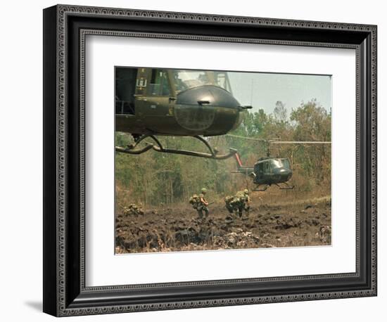 Vietnam War U.S. Paratroopers-Associated Press-Framed Photographic Print