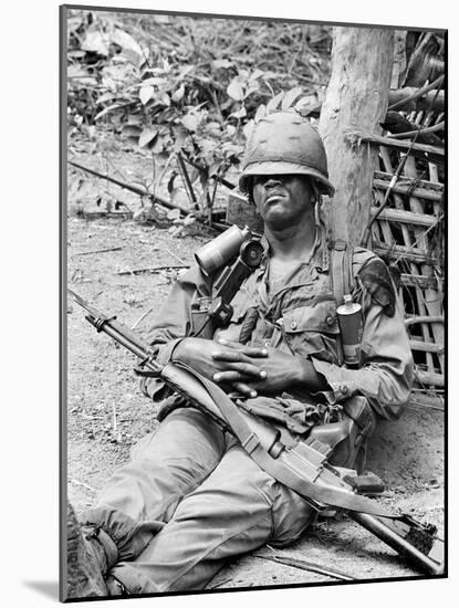 Vietnam War US at Ease-Henri Huet-Mounted Photographic Print