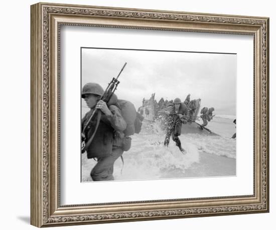 Vietnam War US Da Nang Landing-Associated Press-Framed Photographic Print