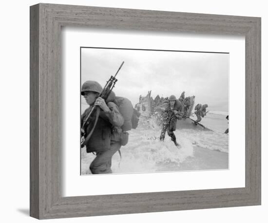 Vietnam War US Da Nang Landing-Associated Press-Framed Photographic Print