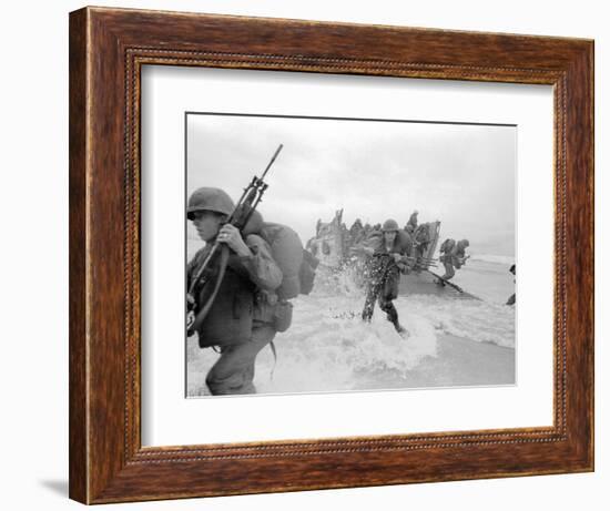 Vietnam War US Da Nang Landing-Associated Press-Framed Photographic Print