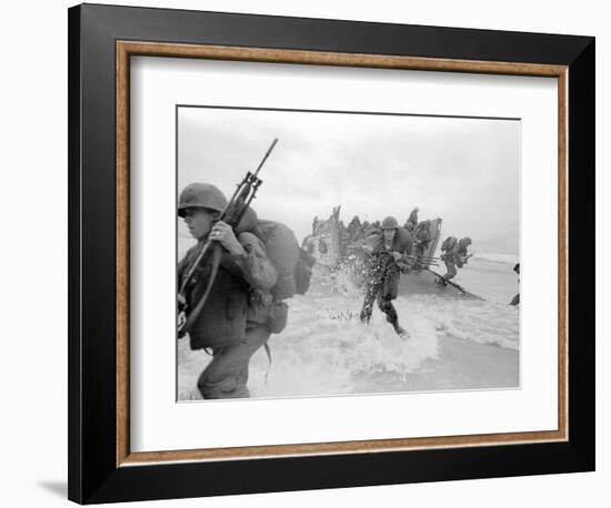 Vietnam War US Da Nang Landing-Associated Press-Framed Photographic Print