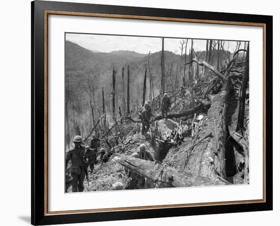 Vietnam War US Dak To-Associated Press-Framed Photographic Print