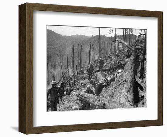 Vietnam War US Dak To-Associated Press-Framed Photographic Print
