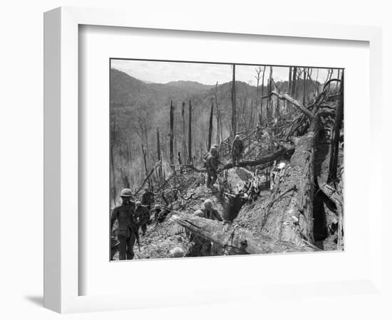 Vietnam War US Dak To-Associated Press-Framed Photographic Print