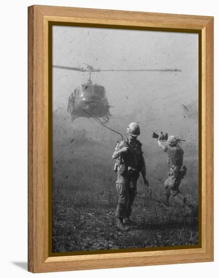 Vietnam War US Helicopter Landing-Henri Huet-Framed Premier Image Canvas