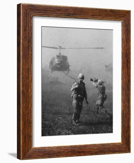 Vietnam War US Helicopter Landing-Henri Huet-Framed Photographic Print