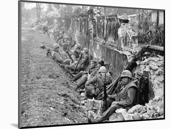 Vietnam War US Marines Hue-Associated Press-Mounted Photographic Print