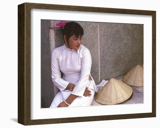 Vietnamese Girl in Traditional Dress, Vietnam-Keren Su-Framed Photographic Print