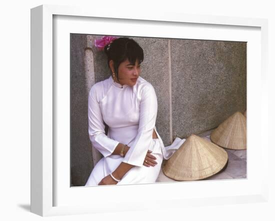 Vietnamese Girl in Traditional Dress, Vietnam-Keren Su-Framed Photographic Print