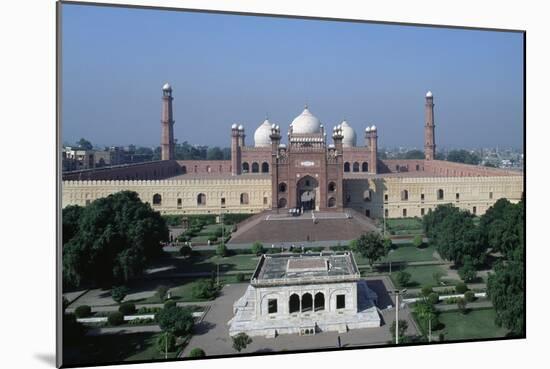 View of Facade of Badshahi Mosque-null-Mounted Giclee Print