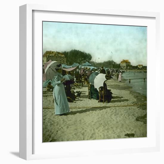 View of the Beach, Le Pouliguen (Loire-Atlantique, France), around 1900-Leon, Levy et Fils-Framed Photographic Print