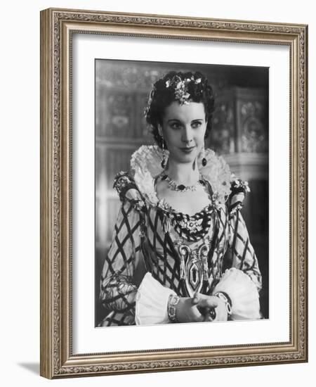 Vivien Leigh on the movie set of "Fire Over England" (L'Invincible Armada), directed by William K. -null-Framed Photo