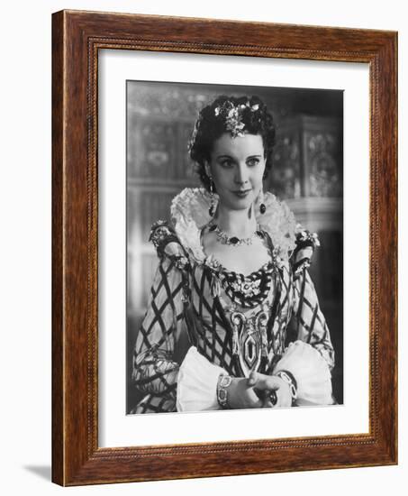 Vivien Leigh on the movie set of "Fire Over England" (L'Invincible Armada), directed by William K. -null-Framed Photo