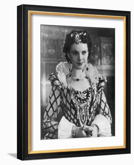 Vivien Leigh on the movie set of "Fire Over England" (L'Invincible Armada), directed by William K. -null-Framed Photo