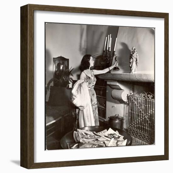 Vivien Leigh Placing Her Oscar on Her Mantelpiece at Home-Peter Stackpole-Framed Photographic Print
